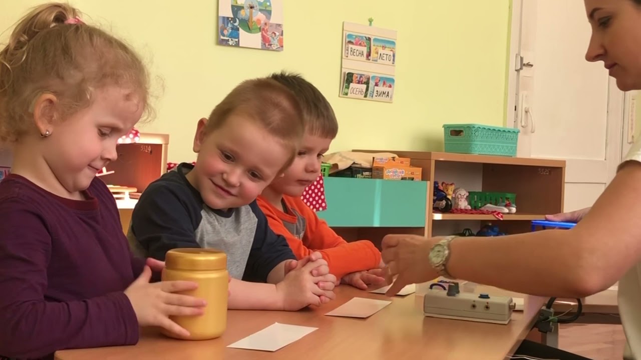 Подгрупповое занятие с глухими детьми.