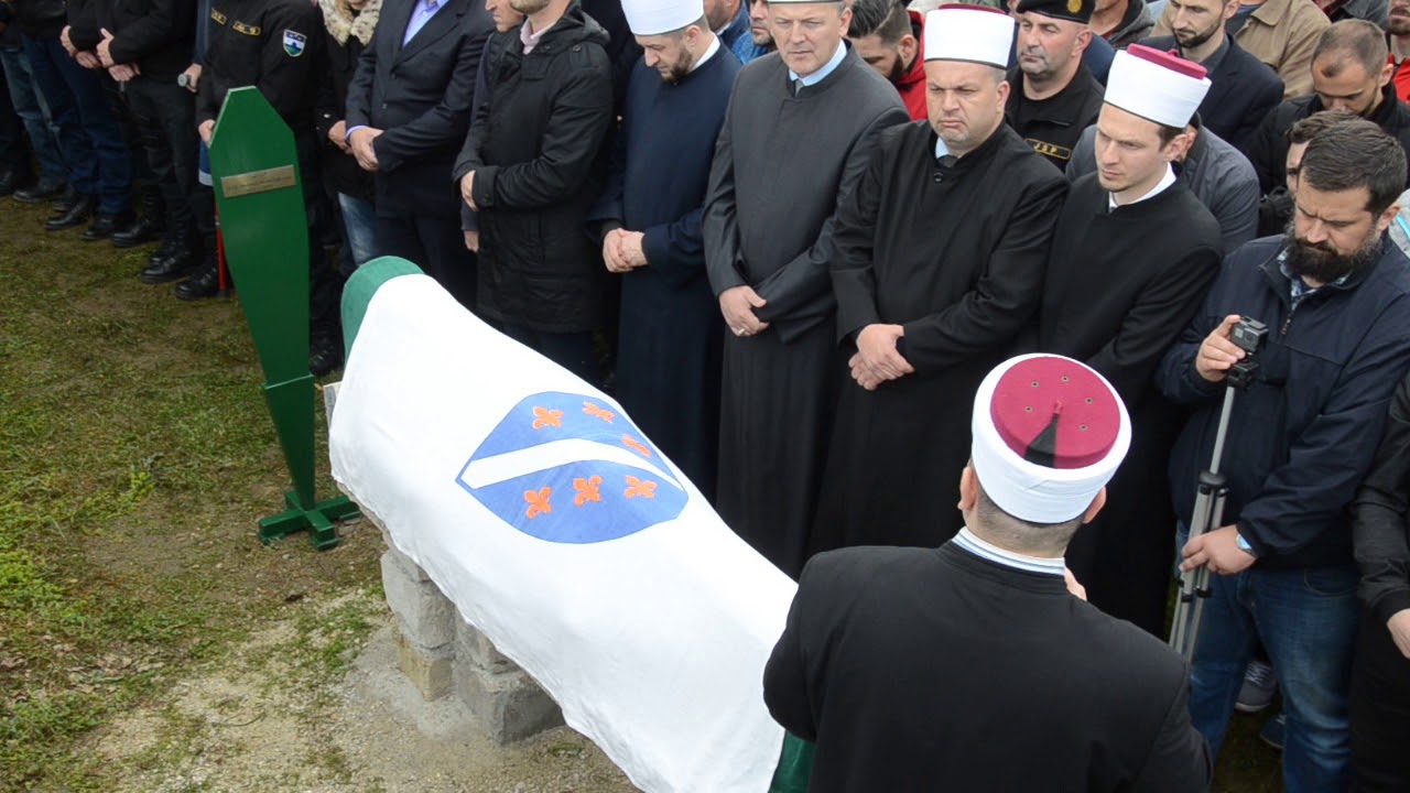 Posljednji ispraćaj Mehrudina Dedića.Dzenaza namaz nasem Vitezu-Gaziji.Bihac Maj.2019.- No-2 video