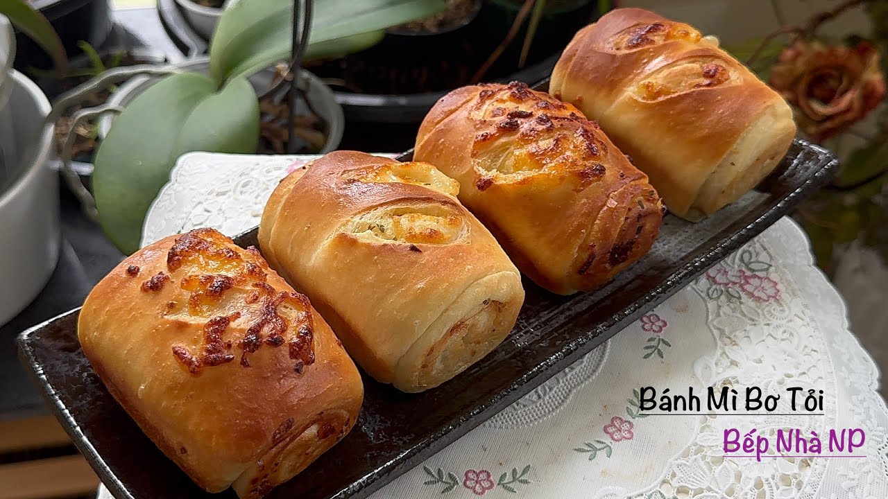 BÁNH MÌ BƠ TỎI - Cách Nhồi Bột Bằng Tay Cực Dễ , Bánh Mềm Ngon Không Thua Gì Nhồi Bằng Máy .