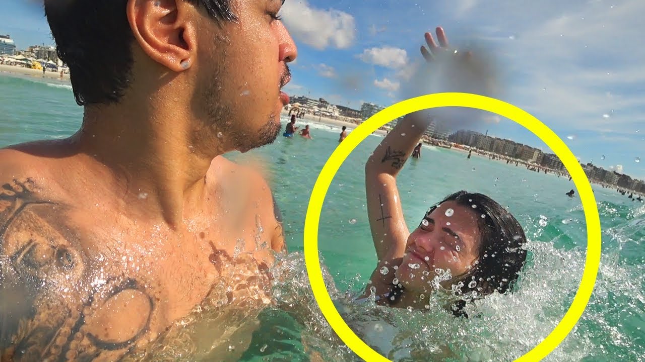 ELA ENTROU NO MAR COMIGO E OLHA NO QUE DEU!