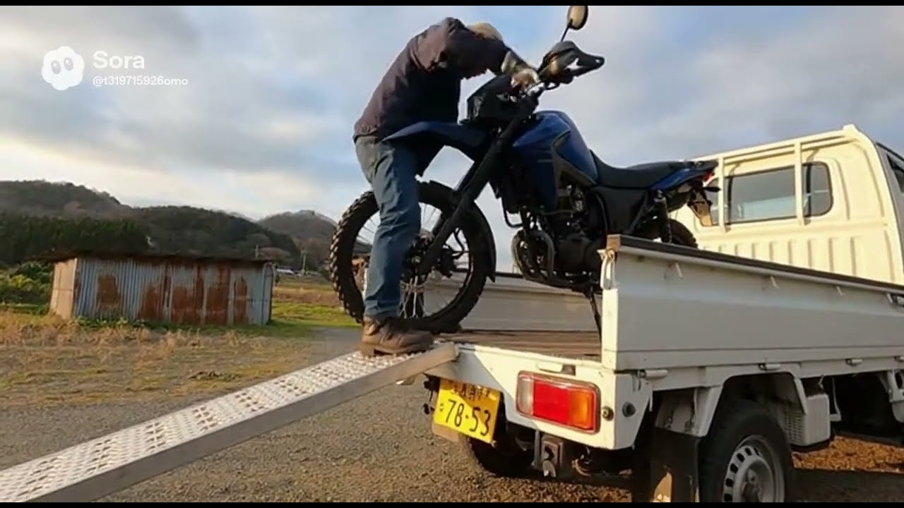 軽トラから中型バイク下ろすに横転する#ai 