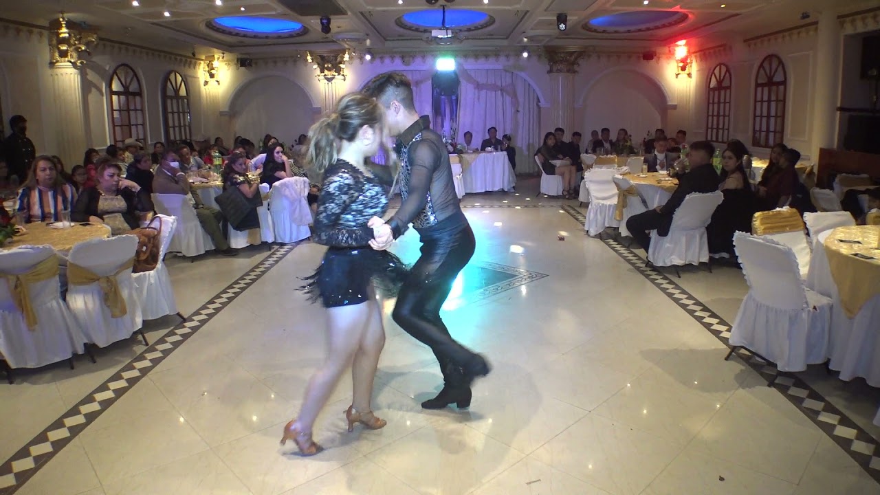 bachata sensual Romeo Santos en los 15 años de Génesis #ediyart  #quinceañera #dnastudio