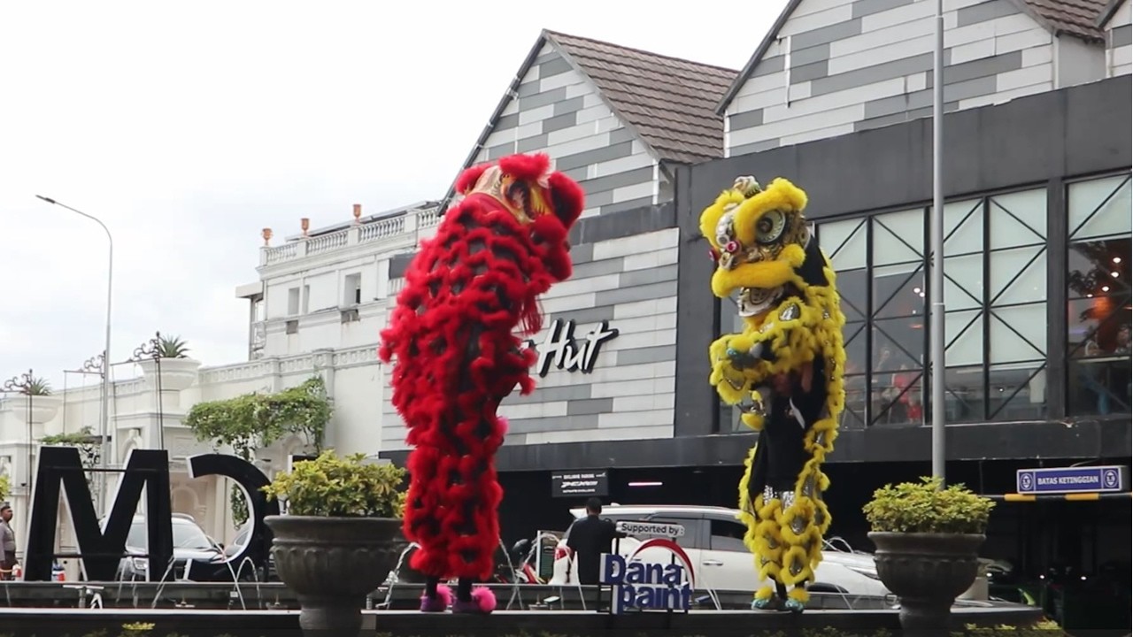 BERDIRI DI PINGGIR KOLAM BARONGSAI LION DANCE MAHKOTA SUCI JOGJA CITY MALL