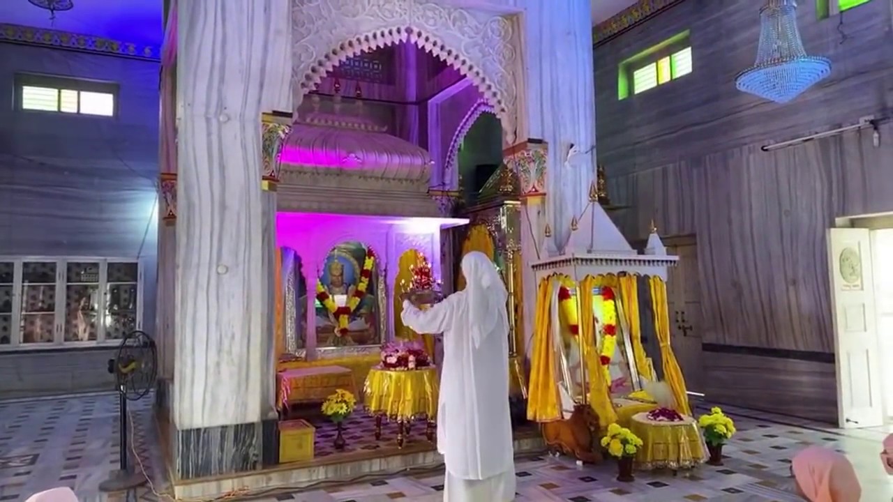 श्री सद्गुरु स्वामी महाराज श्री गुरु पूर्णिमा के पावन पर्व पर समाधी मंदिर में आरती करते हुए।5/7/2020