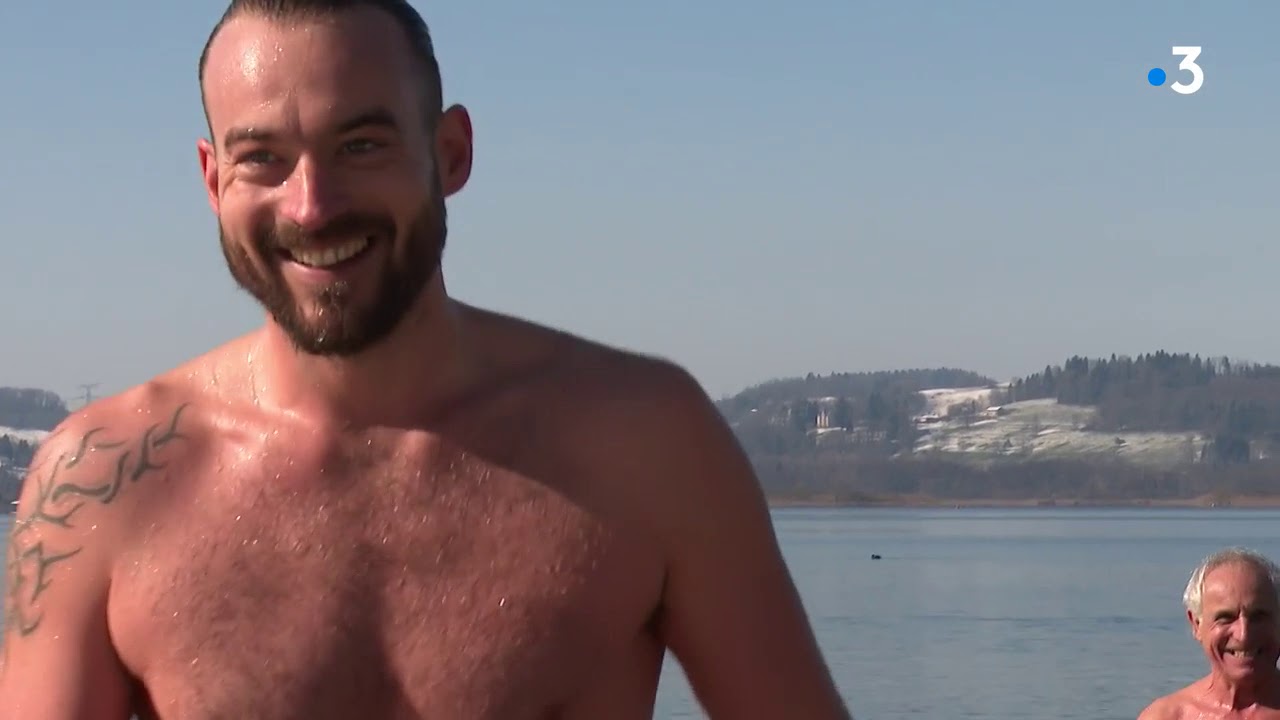 Savoie : ils se baignent dans le lac d'Aiguebelette malgré le froid et la neige