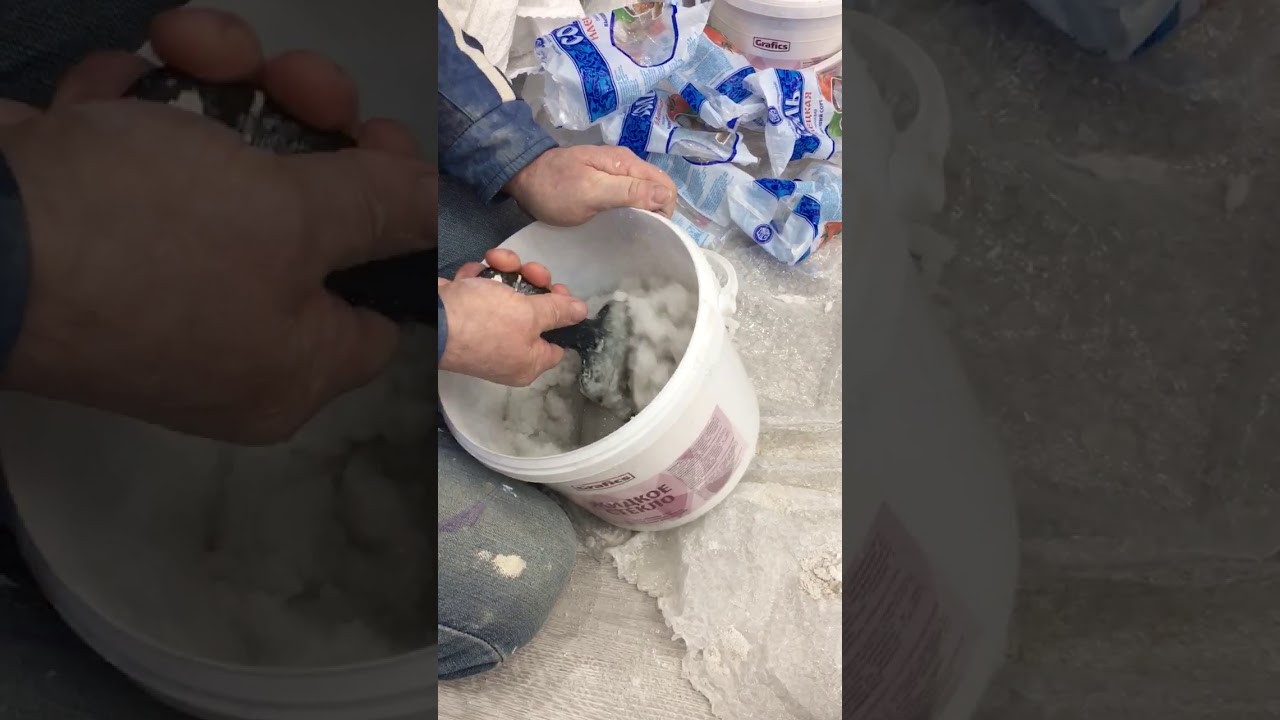 Нанесение соли в соляной пещере