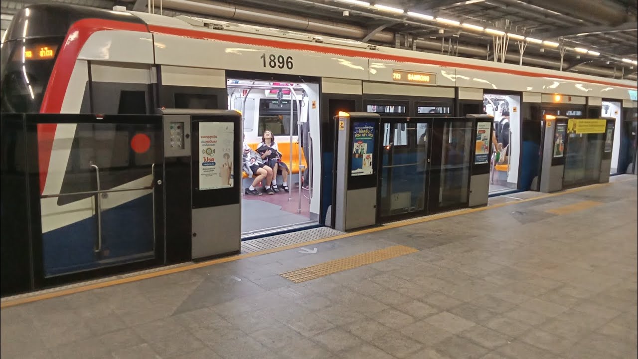 The BTS Skytrain on a day when many people were visiting the Kasetsart Fair at Kasetsart University.