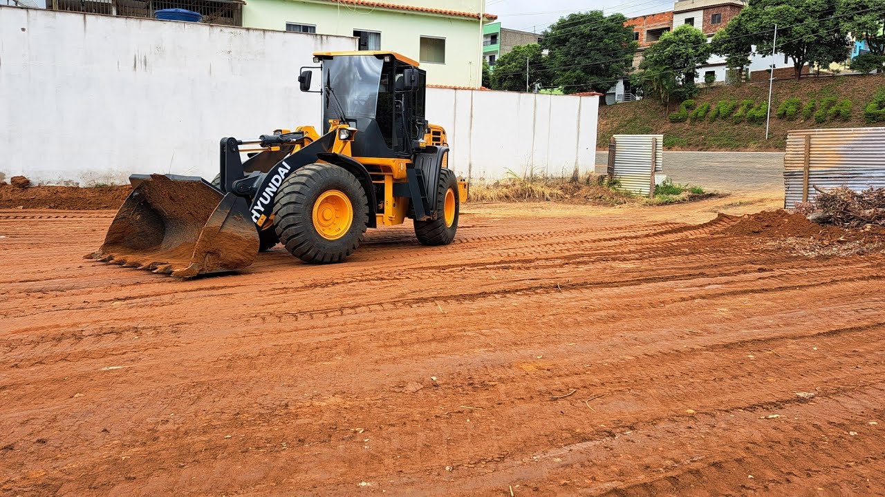 PRIMEIRO SERVIÇO COMA MÁQUINA NOVA!  ACERTANDO LOTE COM A PA CARREGADEIRA HYUNDAI HL745