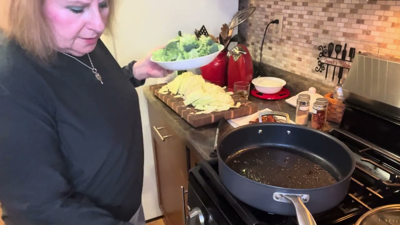 Вкусная низкоуглеводная жареная капуста с беконом и овощами.