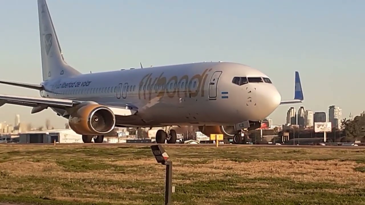 LV CAD Boeing 737 700 AA y LV KJO Boeing 737 800 Flybondi pista 13