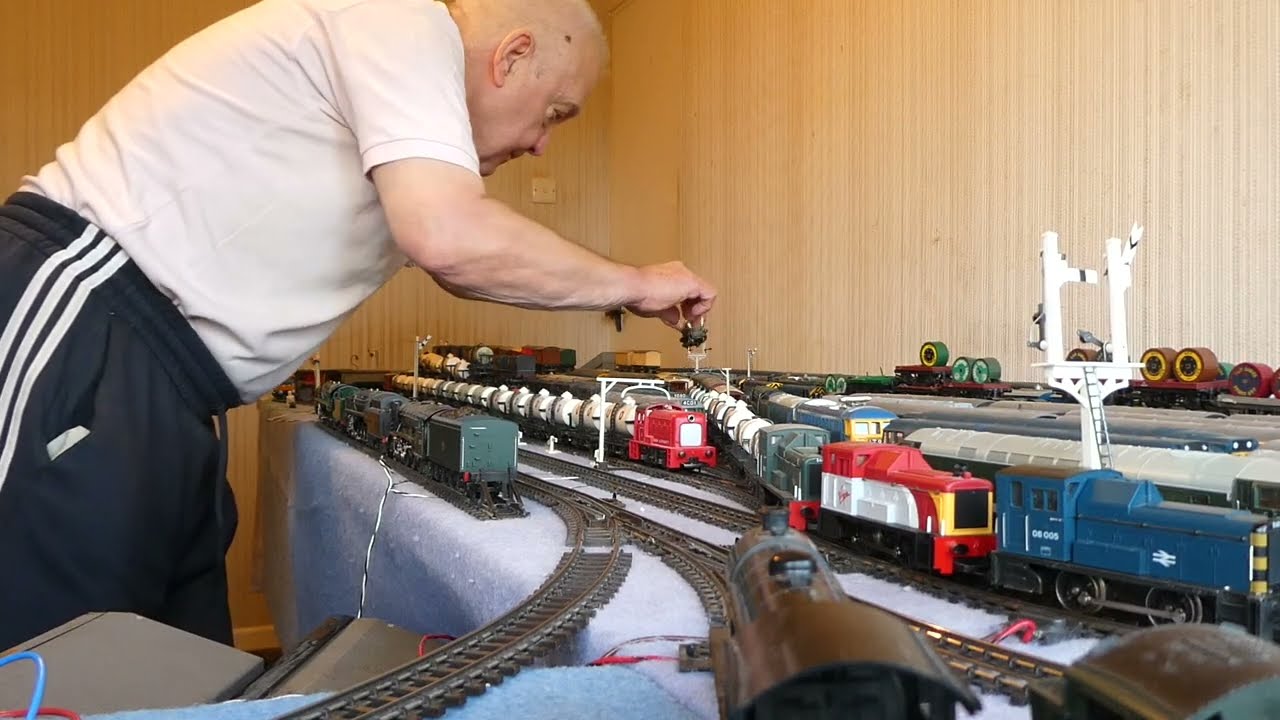 TRIANG OR LIMA OR AIRFIX OR BACHMANN OR MAINLINE MODEL RAILWAY ROLLING STOCK RUN ONE 130326
