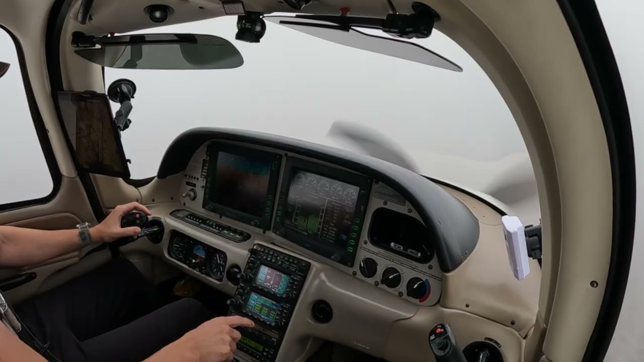 Decolagem do Campo de Marte (SBMT) e cumprimento de corredores. Cirrus SR22TN