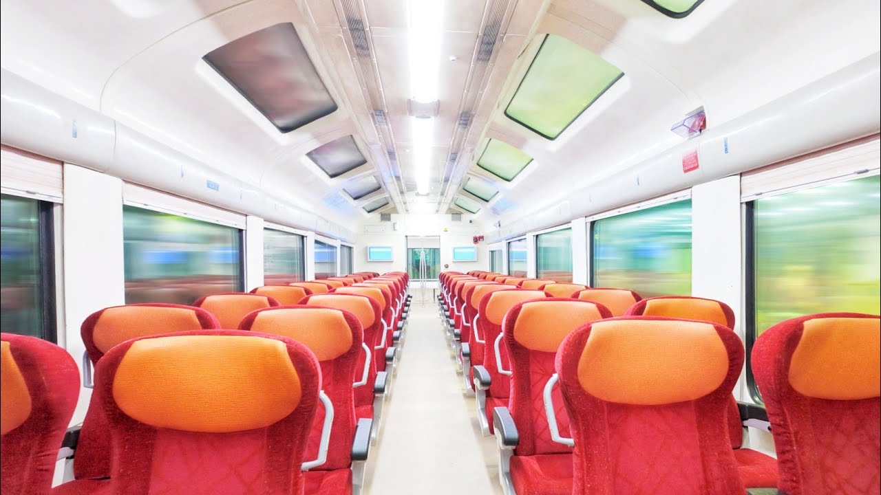 Riding India's Beautiful Scenic Train 🇮🇳| The Deccan Express | Mumbai - Pune