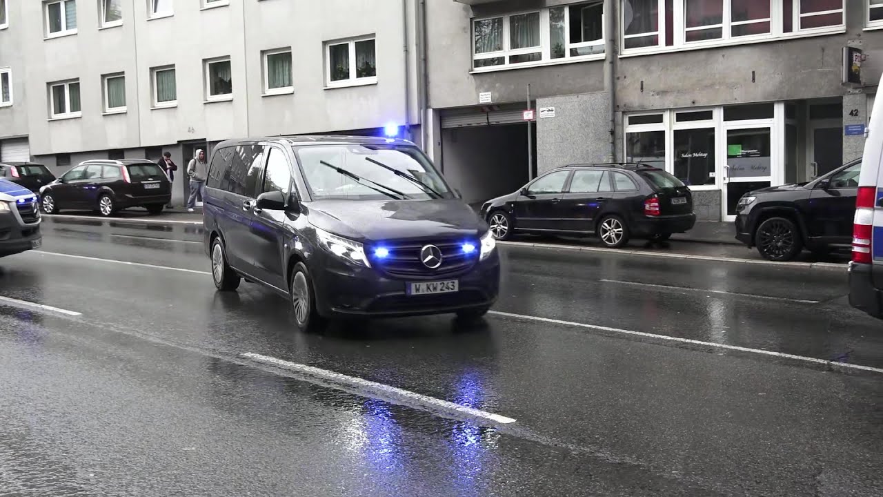 Einsatzfahrten zu gemeldeter bewaffneter Person in Schule - Polizei + RD + DRK in Wuppertal