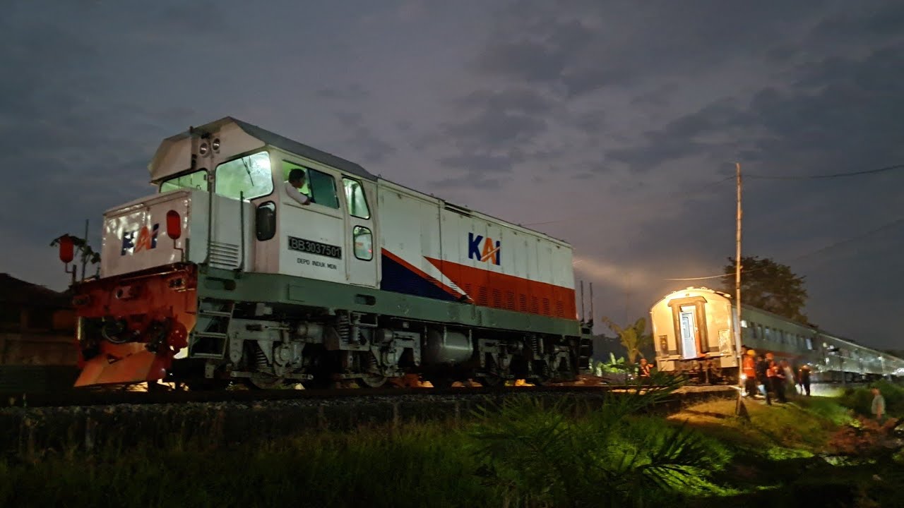 BANTUAN DATANG ! BB 303 75 01 SEBAGAI LOKOMOTIF PENOLONG KERETA API PUTRI DELI U98 