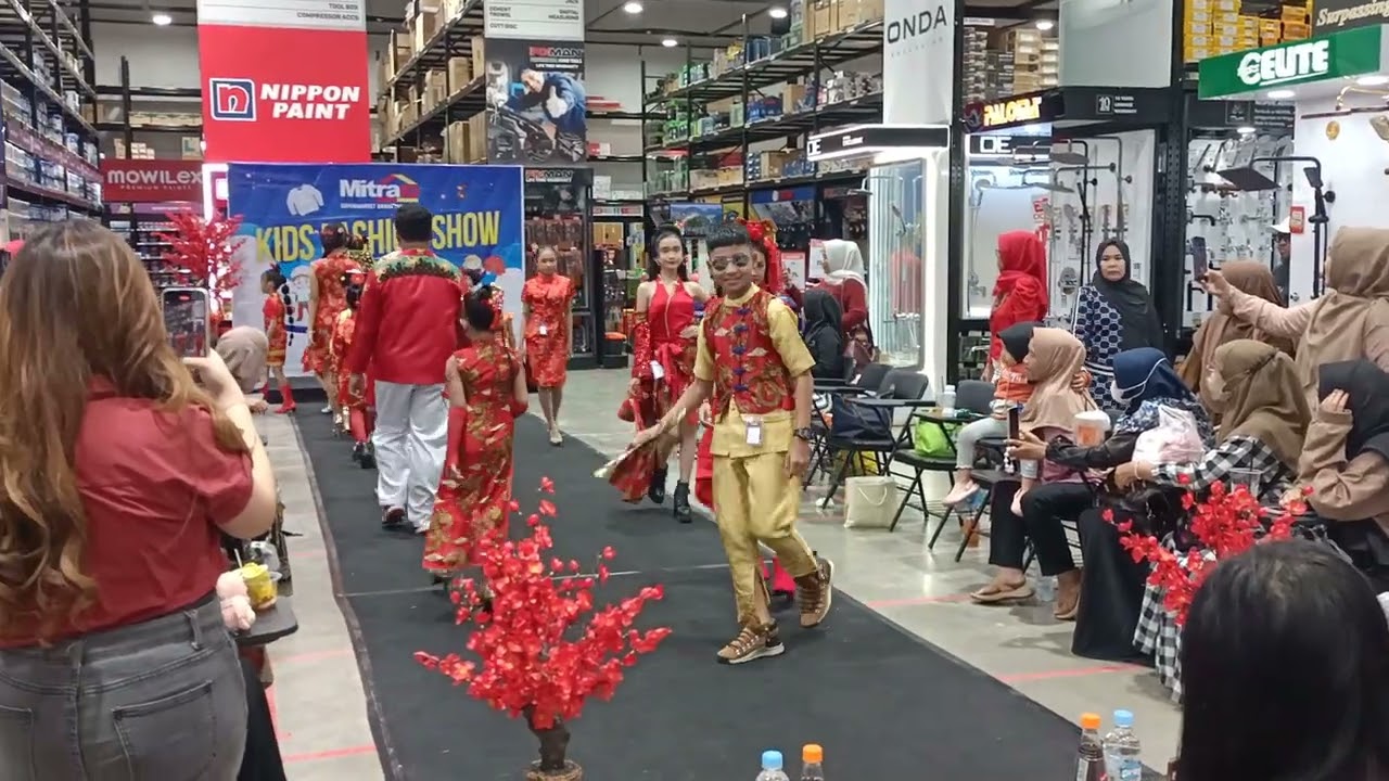 parade lomba fashion show anak tema casual imlek