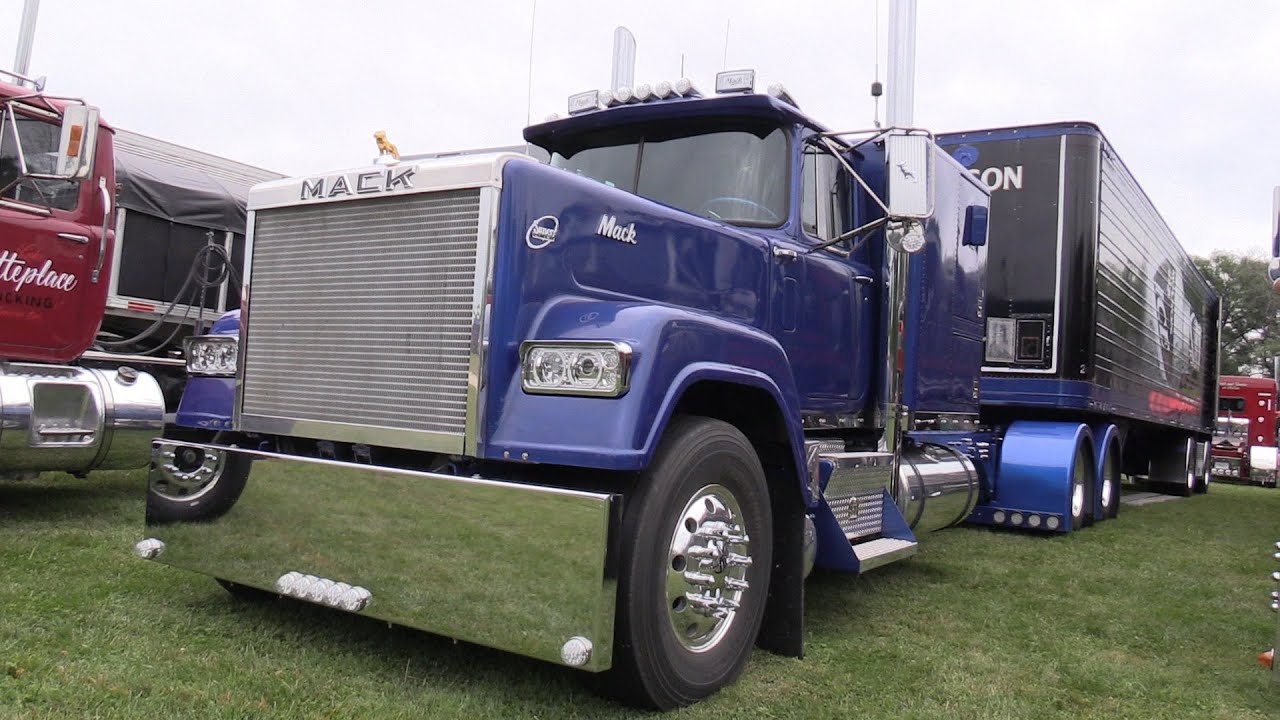 Classic Beauty ! Mack Superliner Truck