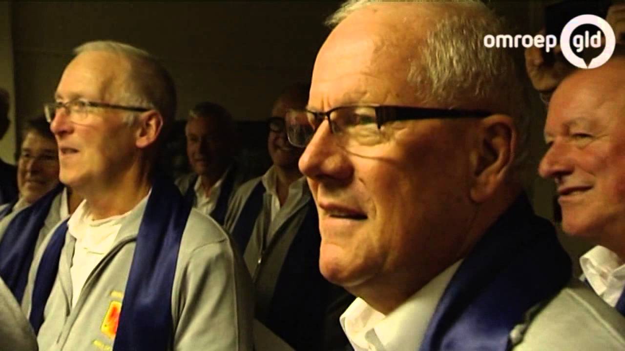 Apeldoorns dialectkoor weigert Engels nummer te zingen tijdens In Koor