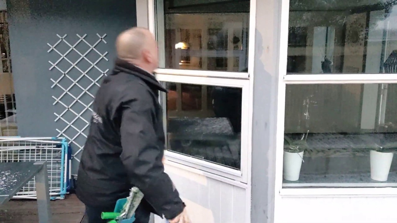 Jess Andersen pudser vinduer Hos ABR Vinduespolering https://abr-vin.dk