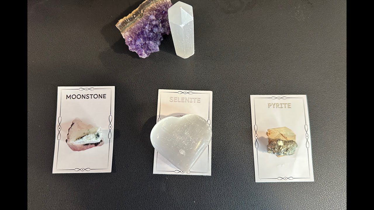 Love Forecast Ερωτικά σαν προσωπικό  PICK A CARD