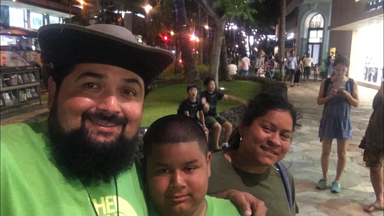 Una noche en b&uacute;squeda de comida Hawaiana