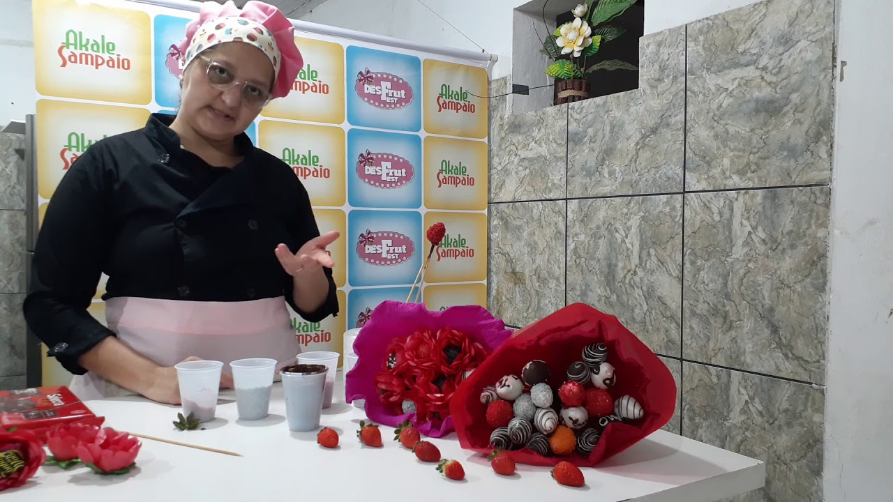 Buquê de morangos, uvas e bombons