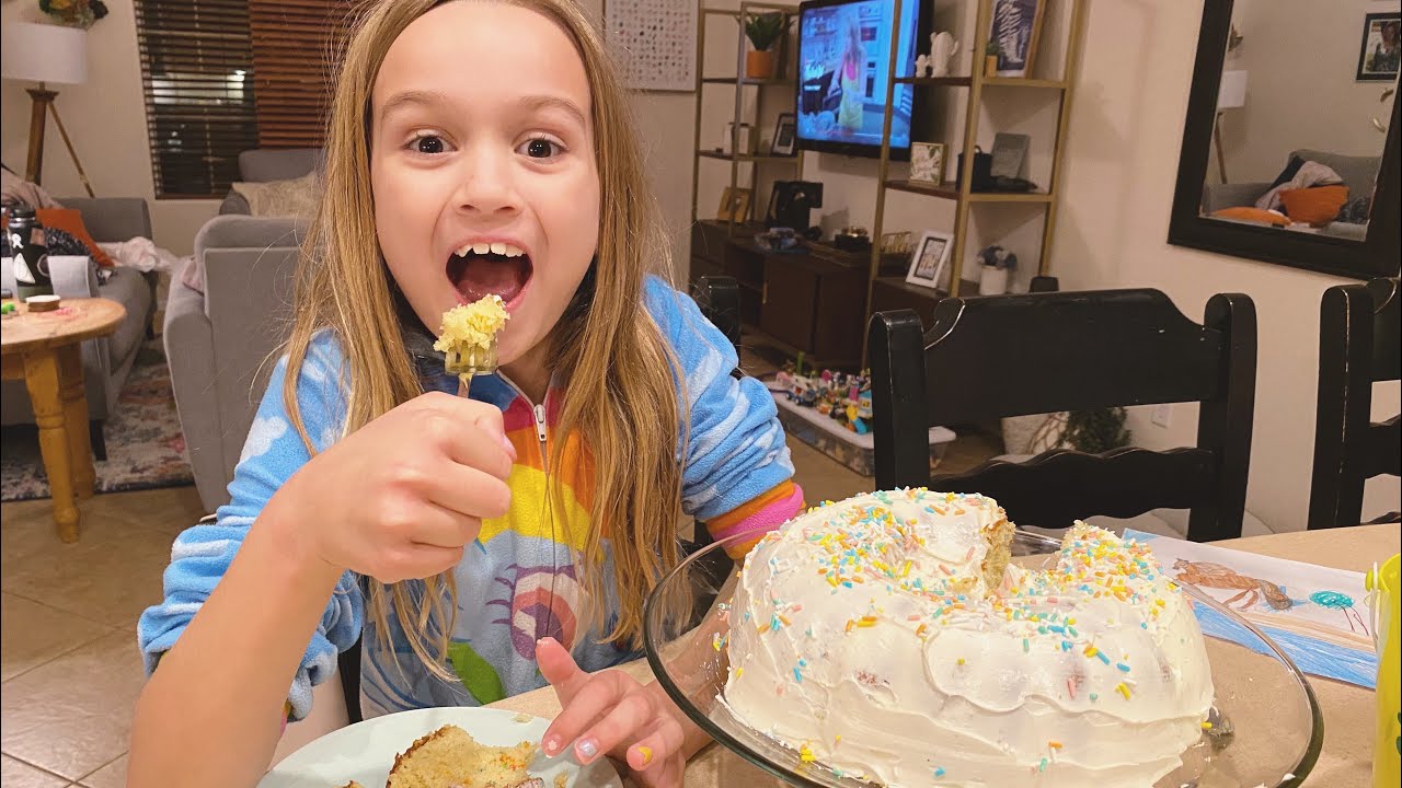Chloe makes a cake!