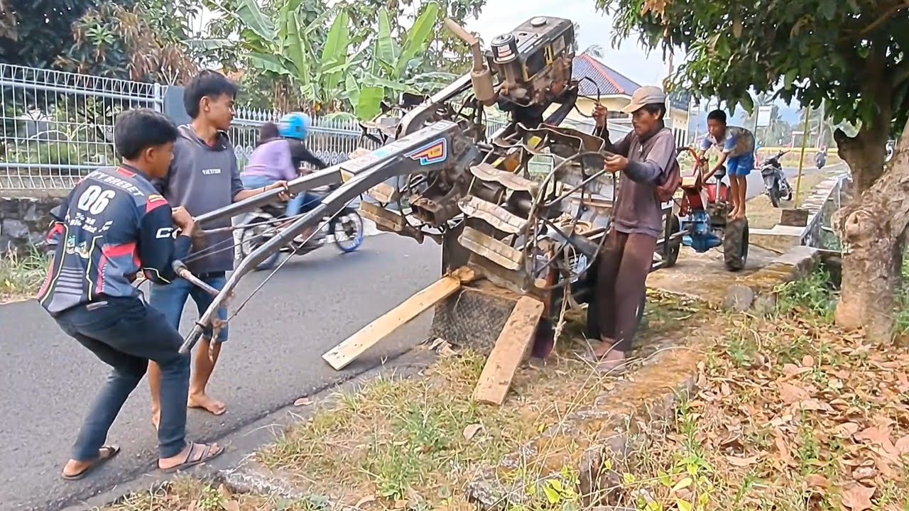Traktor naik gerobak...!! Si bocil antar pulang traktor bang tata