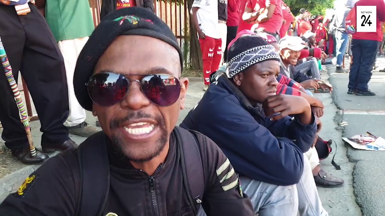 KYK: 'n Groep EFF-lede te voet op pad na Senekal uit die rigting van Ventersburg.