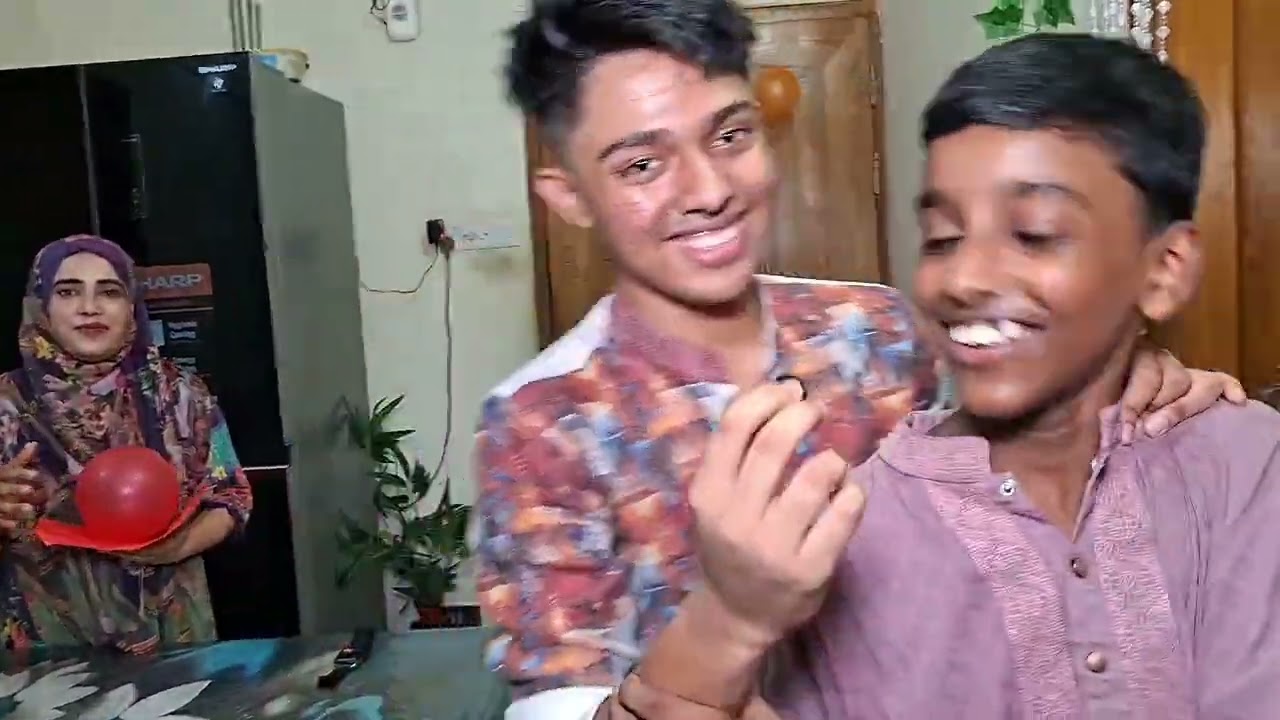 বেলুন হাতে ছুটছে পথে।😹🎈 #vlog #funny #minivlog #comedy 