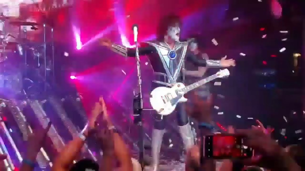 KISS Kruise IX - Tommy Thayer Tripped by Paul Stanley (and like the pro he is keeps playing!!)
