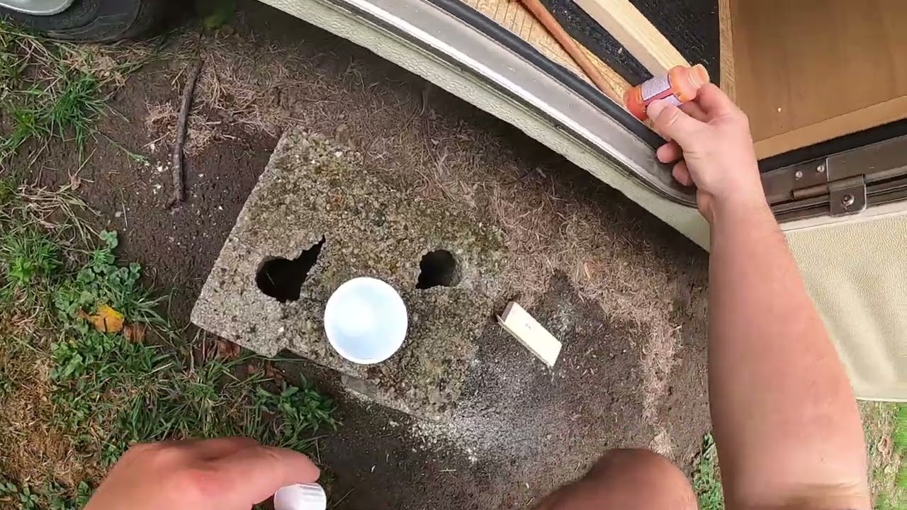 Teil 3  Wohnwagen Sanierung Morsche Stellen mit RENOVAID Renoflex spachteln und Holzrahmen erneuern.