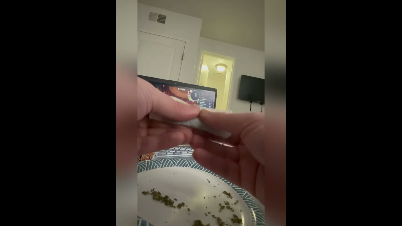 How to roll a spliff nyc style while woodcutting on Old school RuneScape 