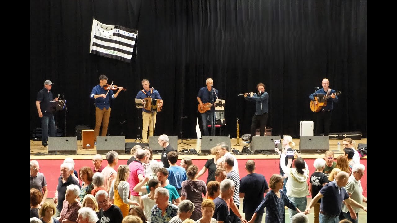 400 danseurs dansent sur la Bourrée de Tam Glaz.