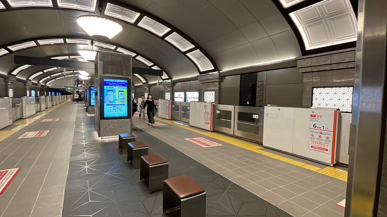 大阪メトロ御堂筋線心斎橋駅、リニューアルされた駅構内や行先案内表示器、電車発着風景などをじっくりと観察してみた！