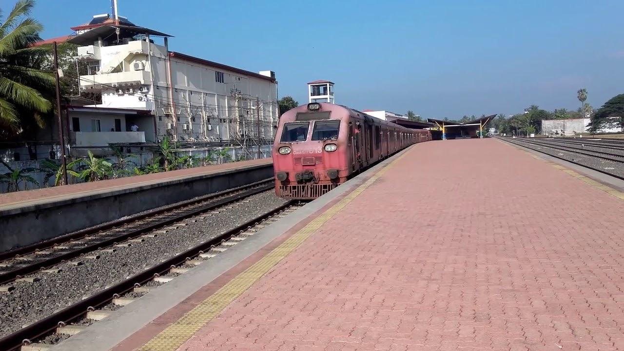 Jaffna-matara weekend train 913 & 896 leaving jaffna railway station