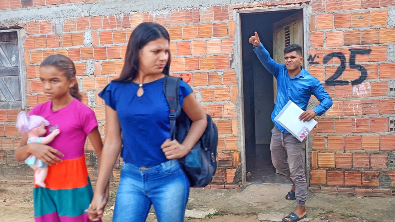 Ela foi expulsa por não pagar aluguel e humilhada na frente da filha