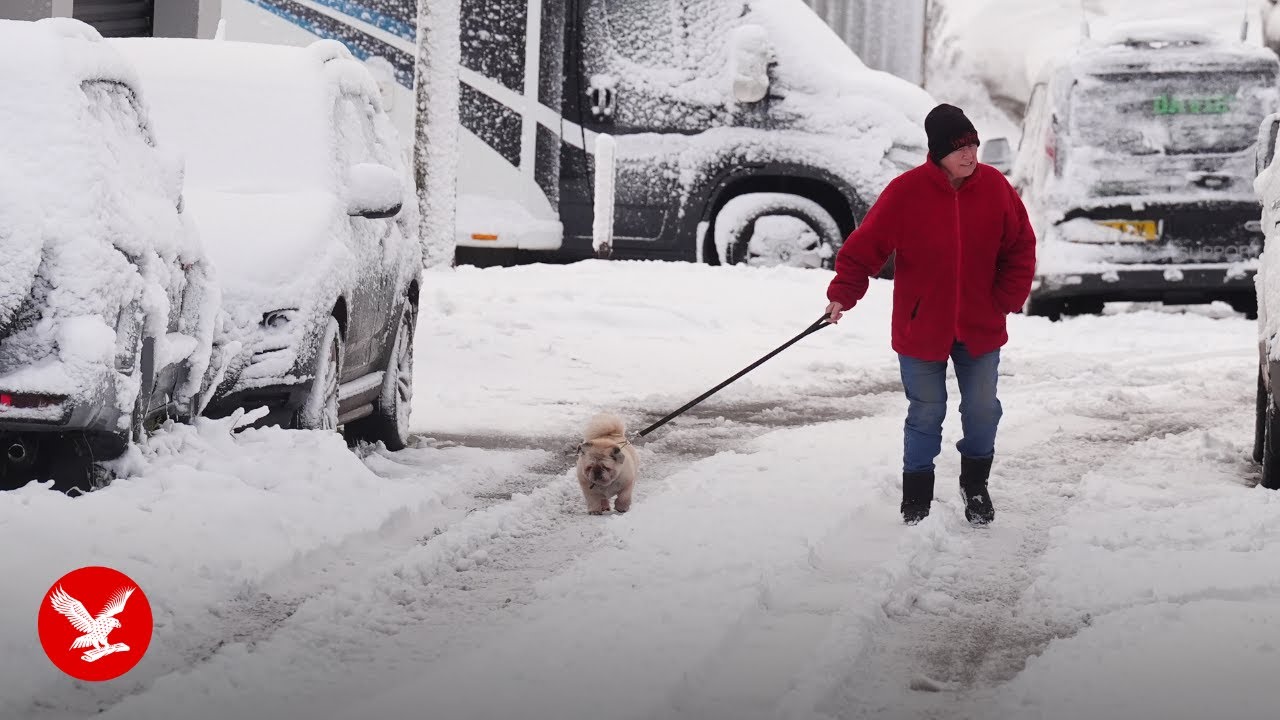 UK weather: Snow blankets northern England as amber warning issued