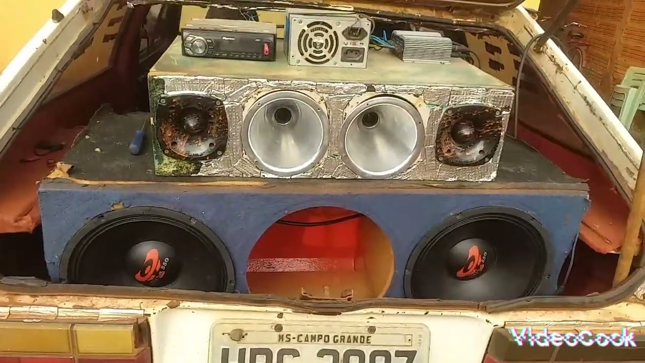 estalando o som no carro