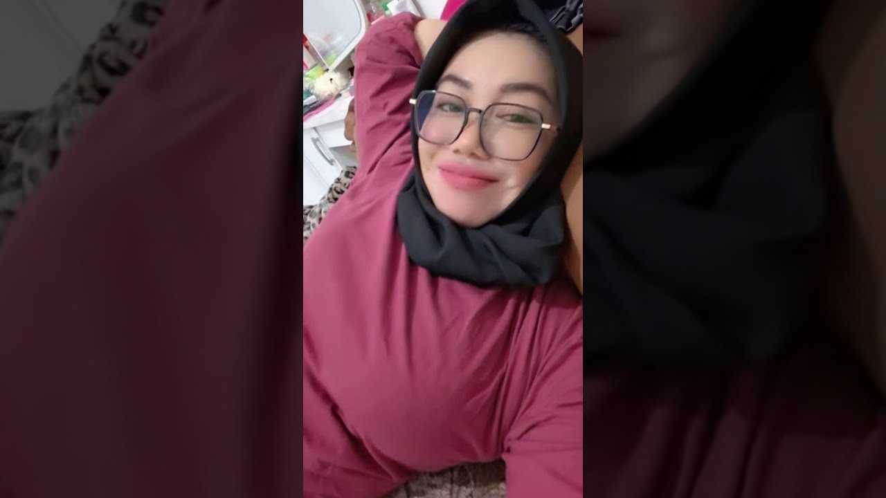 Suara indah manja jilbab kacamata memang menggoda