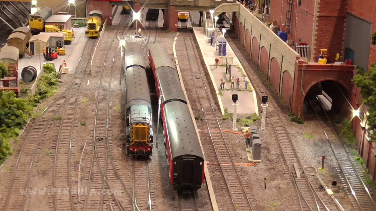 Britische Modelleisenbahn mit Rangierfahrten am Bahnhof in Spur 00