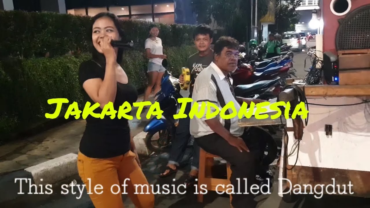 👍 Local girl sings Dangdut music at 2am on the Jakarta streets of Indonesia