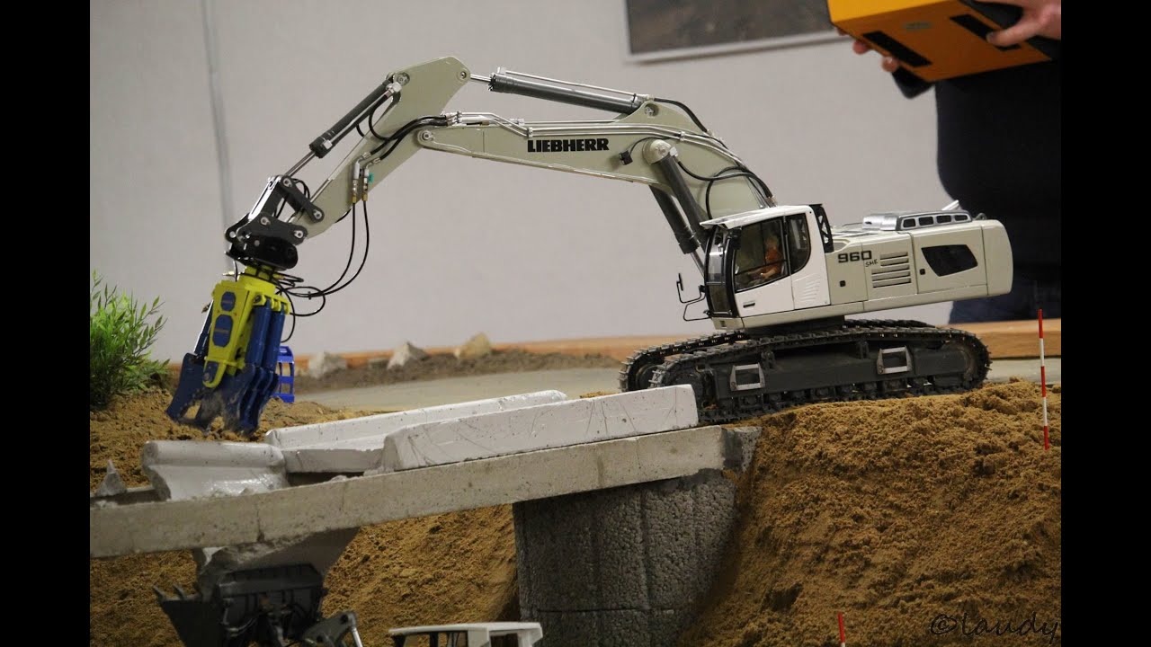 Liebherr 960 SME working with the demolator at the bridge