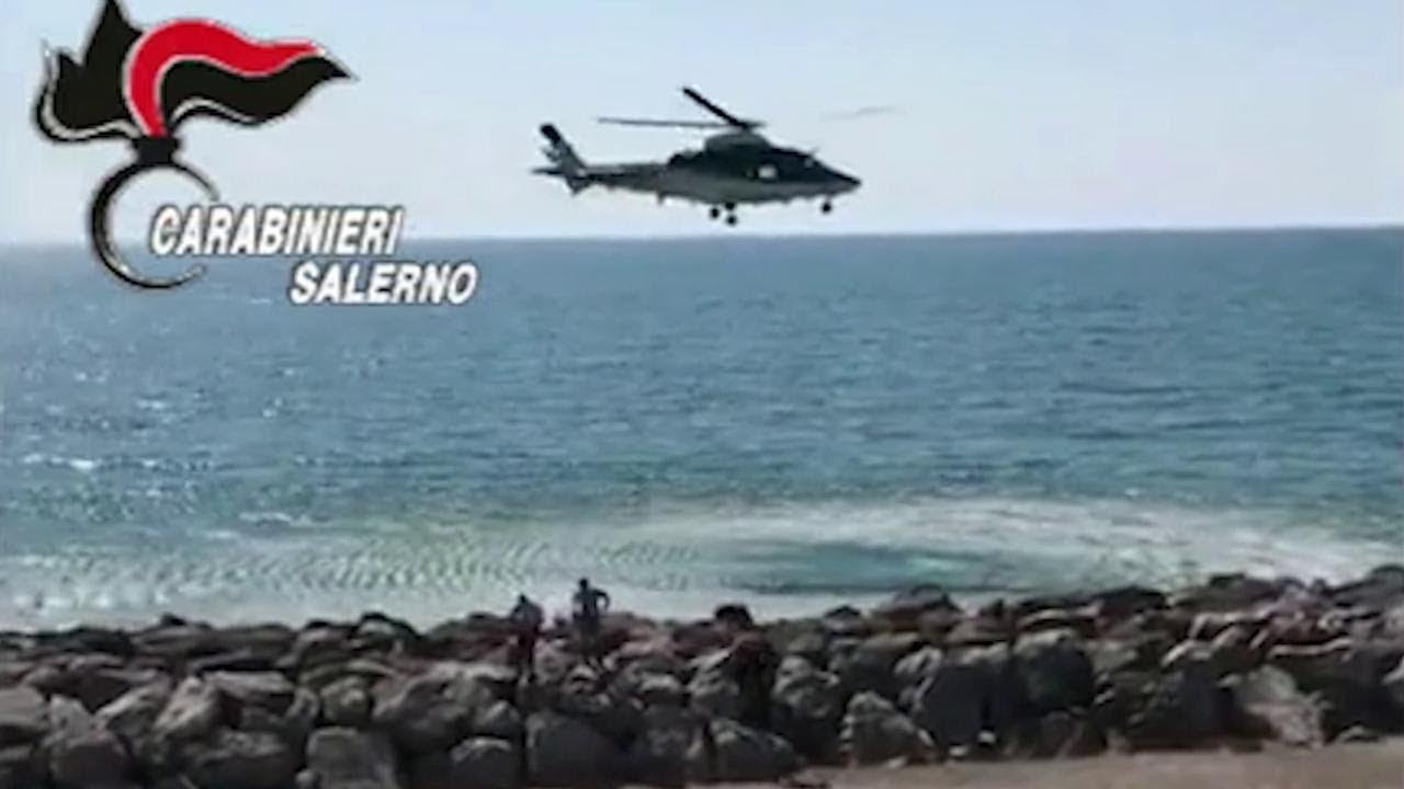 Coronavirus, l'elicottero si abbassa sulla spiaggia di Salerno per allontanare le persone