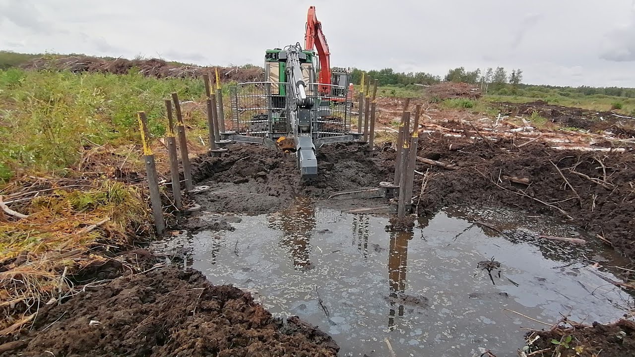 John Deere 1510G stuck deep in mud -Two excavators to the rescue!