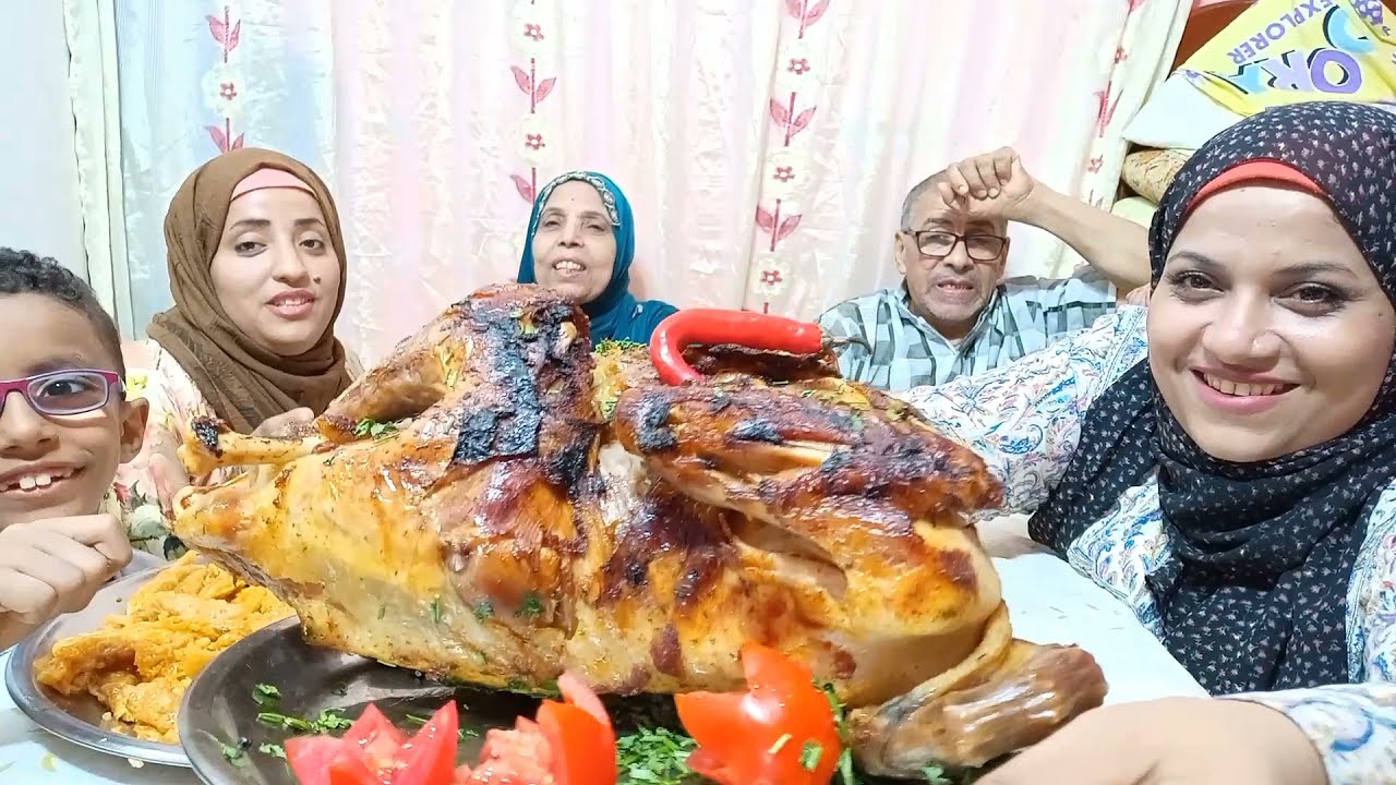 تحدي اكل الديك الرومي العملاق والمحشي المشكل محشي كرنب وباذنجان وفلفل حار واللي حصل للقط بوسي 😰😭