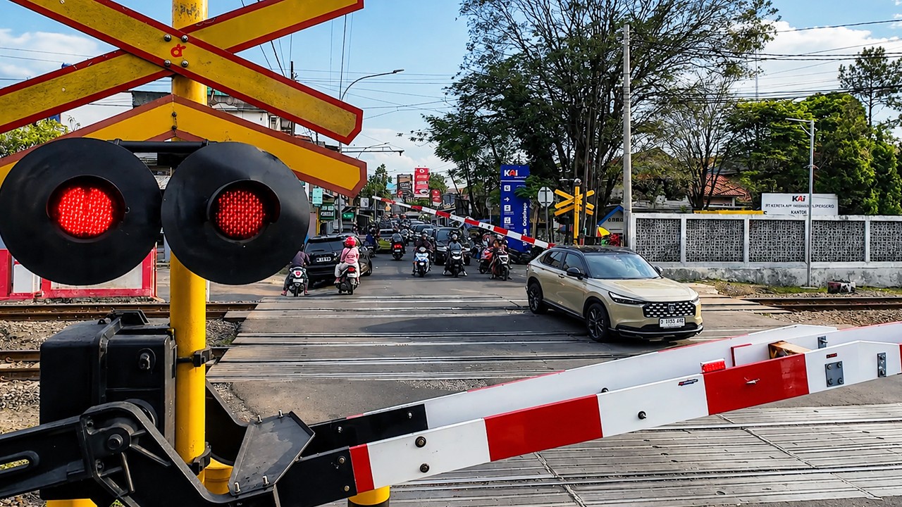RAILWAY CROSSING - Kompilasi Perlintasan Kereta Api Gedebage & Cimincrang