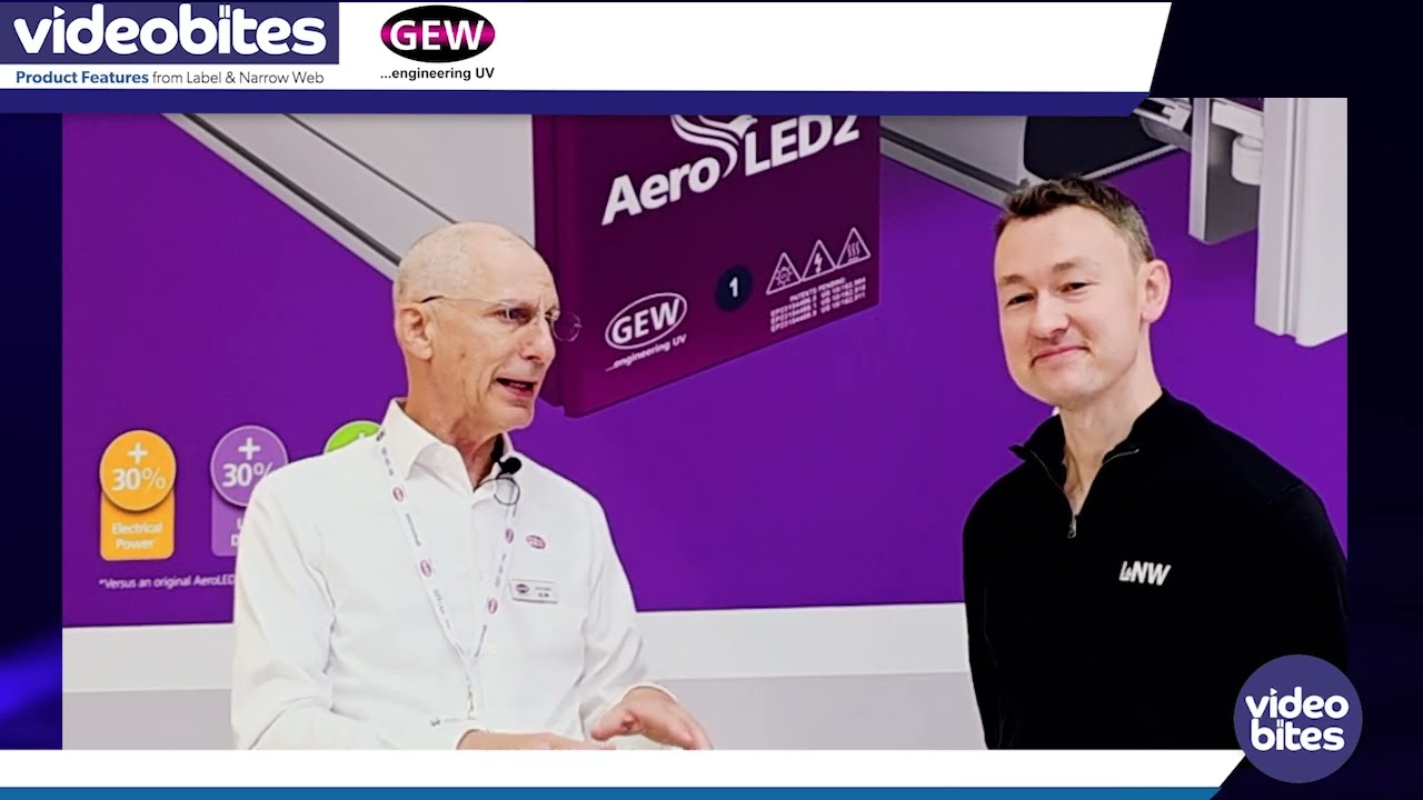 Амир Декель из GEW беседует с Грегом Хринья, представителем Label and Narrow Web, на выставке Lab...