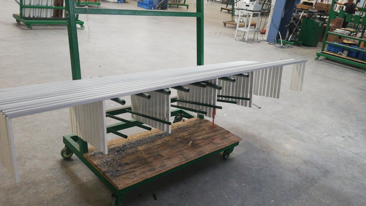 Soportes y bandejas para sistema de limpieza con rollo de papel colocados.