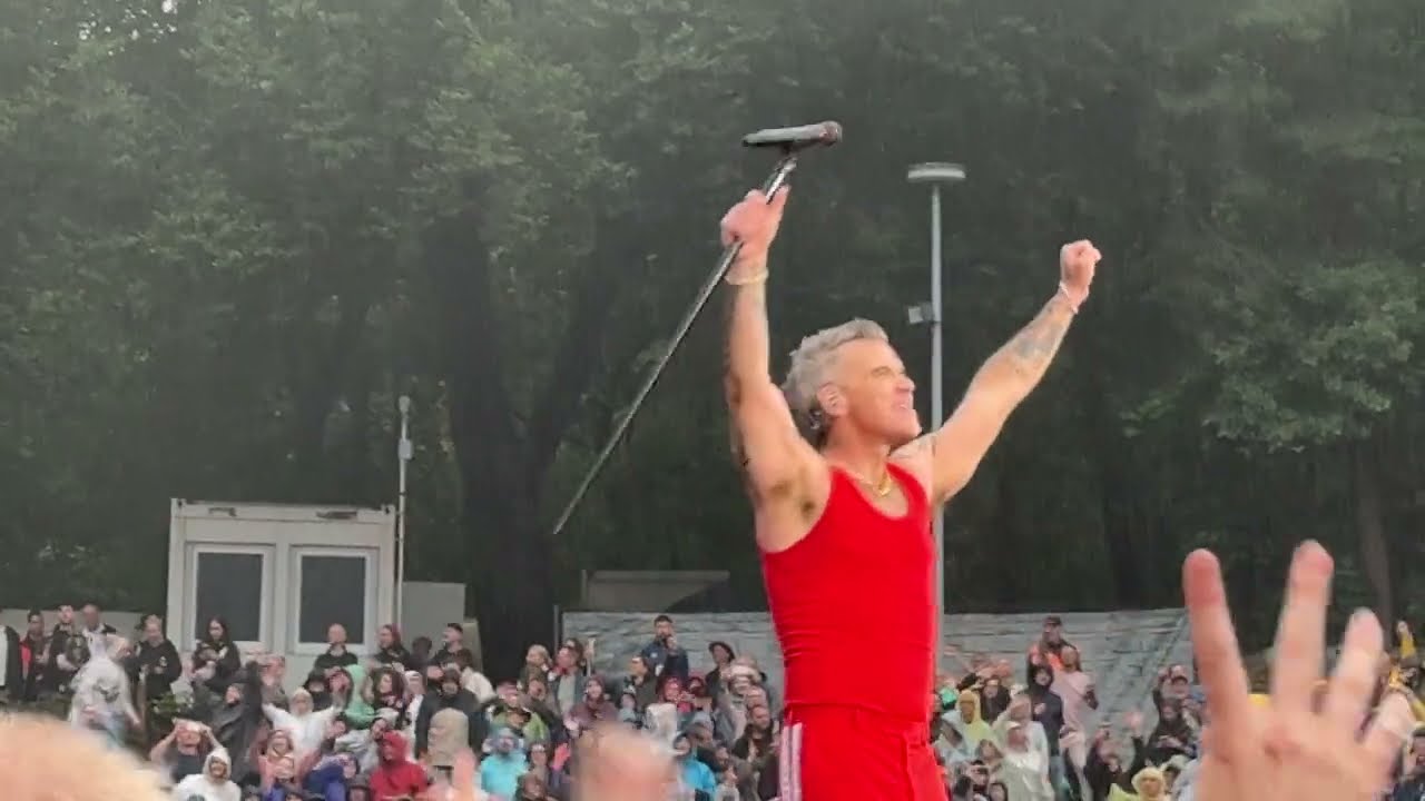 Robbie Williams - Strong - live 2025-07-23 Waldbuehne Berlin - Britpop Tour - pouring rain